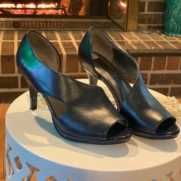 Navy Pumps. Butter soft beauties! 🦋🦚 - Picture 1 of 3